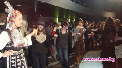 Феи, вещици и Маги Стийвотър играят българско хоро