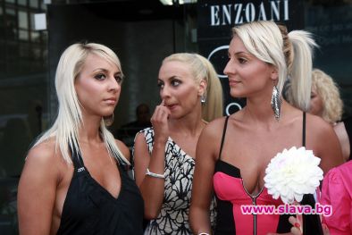 Вяра, Наджеда и Любов пишат книга