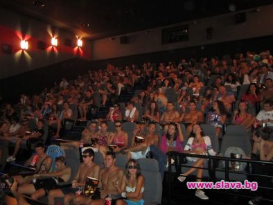Стотици хора по бански гледаха СТРЪВ 3D