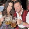 Матеус и Йоана пият бира на Октоберфест 