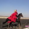 Мира Бъчварова разказва приказка чрез ревю с коне