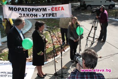 Екоактивисти и млади хора подкрепият Калфин в битка срещу добива на шистов газ в България  