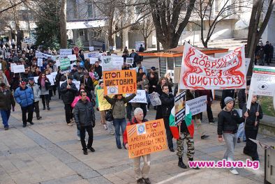 Мърморещ протест срещу шистовия газ