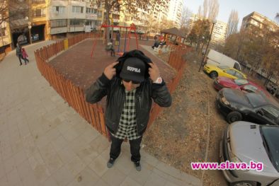 Играта посвети песен на майка си