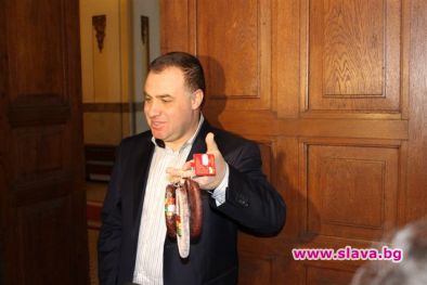 Министър черпи със суджук