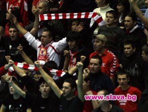 Червени запалянковци с тръби и бухалки помляха рейс заедно с пътниците 