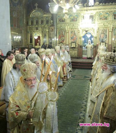 Анатемосват владиците агенти