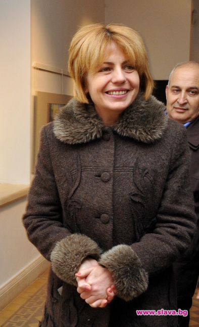 Общината чисти и тротоарите от сняг