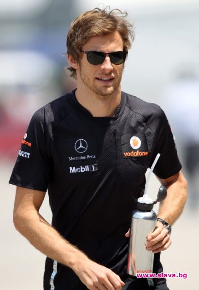 Дженсън Бътън рекламира парфюми