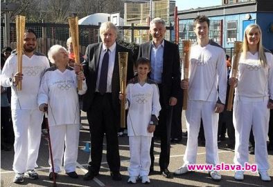 100-годишна бабка носи олимпийския огън