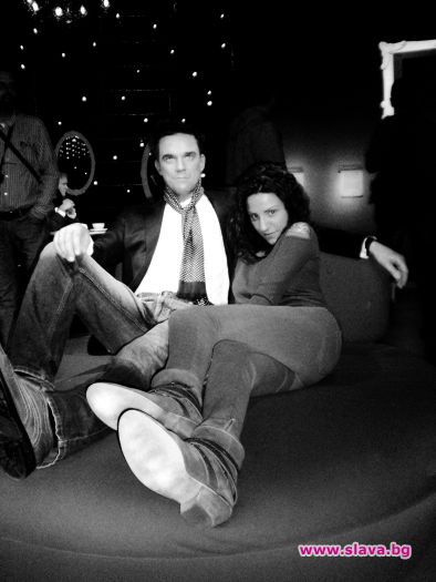 Алекс Йорданова в прегръдките на Роби Уилямс