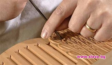 Унгарец спи с дървена секс кукла 