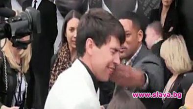Уил Смит ошамари репортер заради целувка (+Видео)