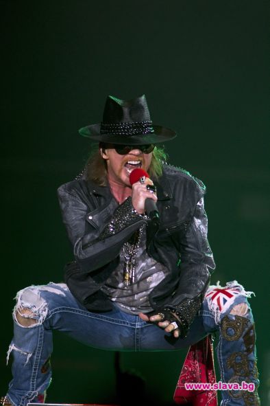 Обраха Аксел Роуз по време на концерт 