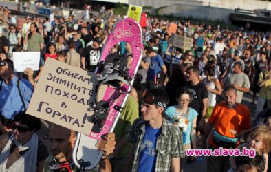 Скиорите насила на митинг