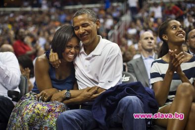 Обама принудително целуна жена си след освирквания