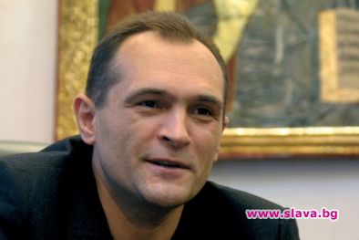 Васил Божков съблече черните тениски на охраната си