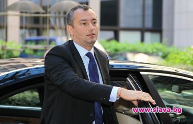 Министър не дава на жена си да бута бебешка количка