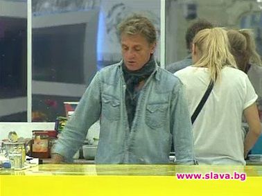 Съквартирантите месят питки за сбогуване