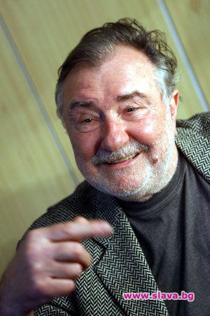 Капитан Петко заработва като бавачка