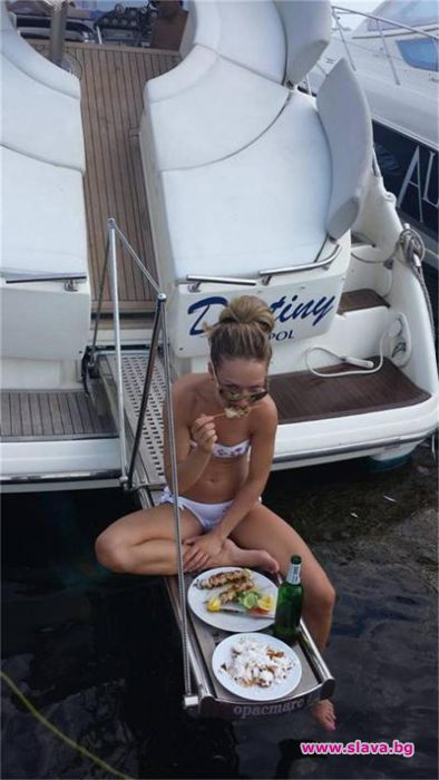 Лора Караджова хапва шишчета на яхта