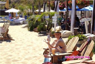 Стелла Ангелова пие бира на плажа в Малибу
