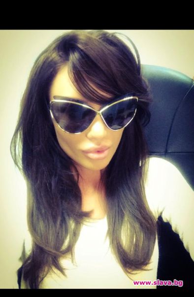 Моника Валериева с нови слънчеви очила