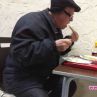 Професор Вучков обядва с шапка