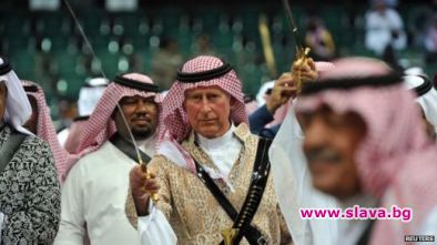 Принц Чарлз в танц със саби заедно със саудитското кралско семейство