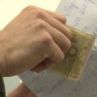 Неизвестен софиянец оставя пликове с пари из града 