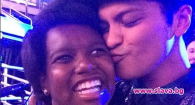 Бруно Марс прави серенада на болно момиченце /видео/