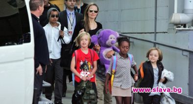 Анджелина Джоли с 6-те си деца в „Клеопатра“