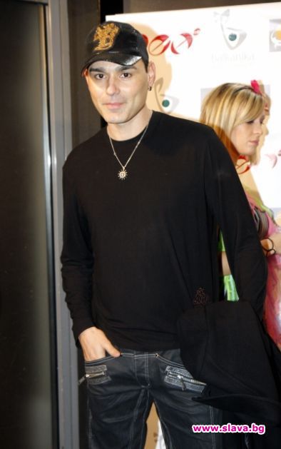 Спасиха дясното око на Човека глас