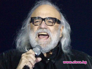 Рак покосил Демис Русос