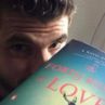 Гришо чете "40 правила за любовта" в самолета