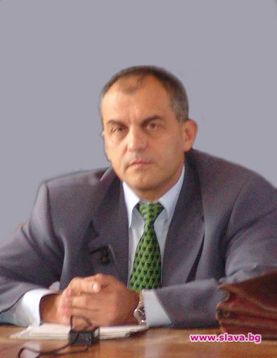 Скандален зам.-декан върти 3 любовници