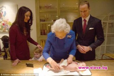 Кралица Елизабет II снемя памперите на Шарлът Елизабет Даяна 