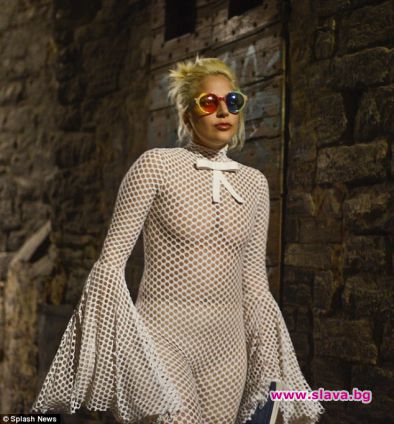 Лейди Гага като пингвин с шарени очила
