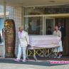 Скандали и танци на погребението на Боби Кристина