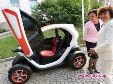 Министърки яхнаха електромобил