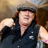 Вокалистът на AC/DC оглушава
