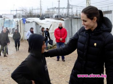 Анджелина на гости на бежанците