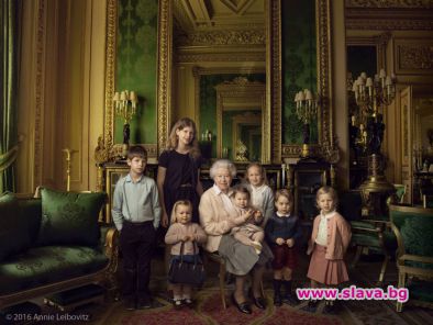 Елизабет II се снима с внуците си 