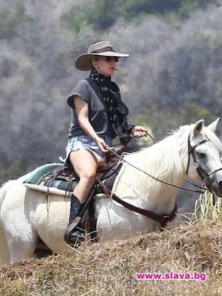 Лейди Гага си разходи коня из Малибу