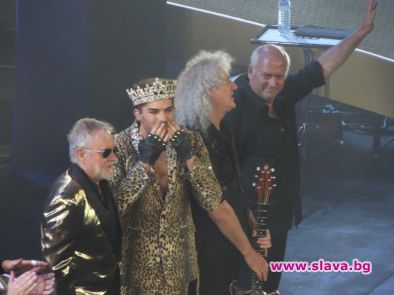 Гощават Адам Ламбърт с био мед