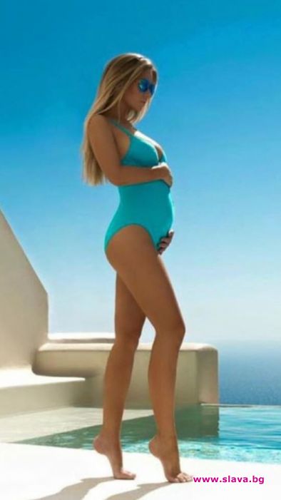 Емилия лъсна бременна по бански
