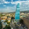 The Biltmore съюзи мраморна сграда и небостъргач със стъклен мост
