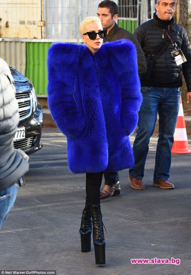 Лейди Гага впечатлява със стил в Париж