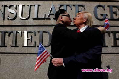 Тръмп и Ким Чен-ун се целуват в Хонконг 