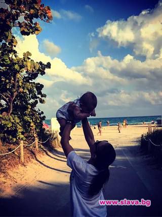 Мика с бебето на плаж